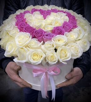 Розы в большой шляпной коробке