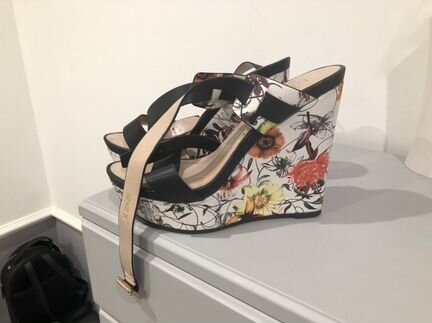 Босоножки новые 38-39 размер