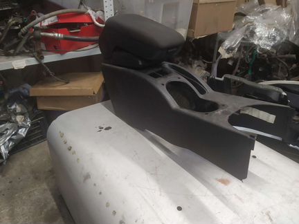 Подлокотник Mitsubishi Carisma