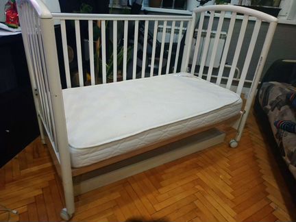 Кроватка pali на колесиках со стопорами и съëмным