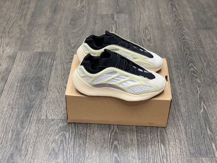 Кроссовки Adidas easy boost 700 кремовые