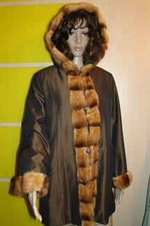 Пальто коричневое с капюшоном и норкой на кролике