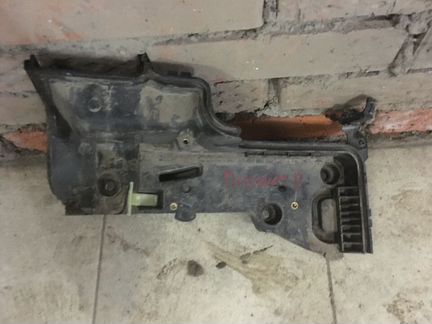 Крепление акб правое Land Rover Discovery 4 L319