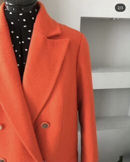 Оранжевое пальто